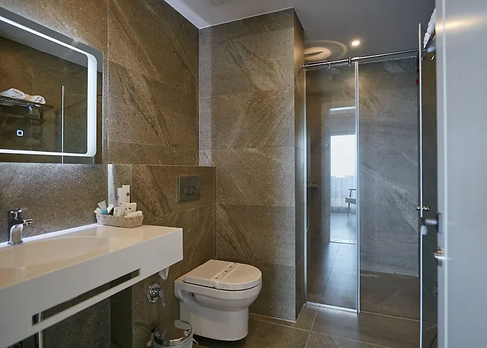 Hotel Eter Golem (Tirana)